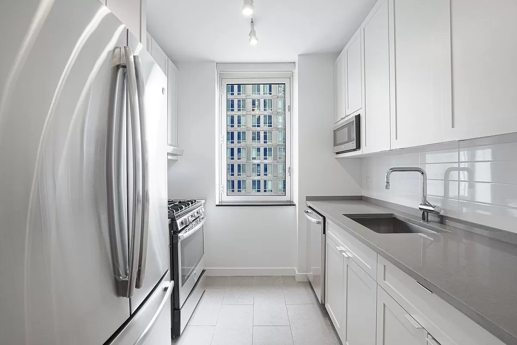 West 42nd Street - Photo 1