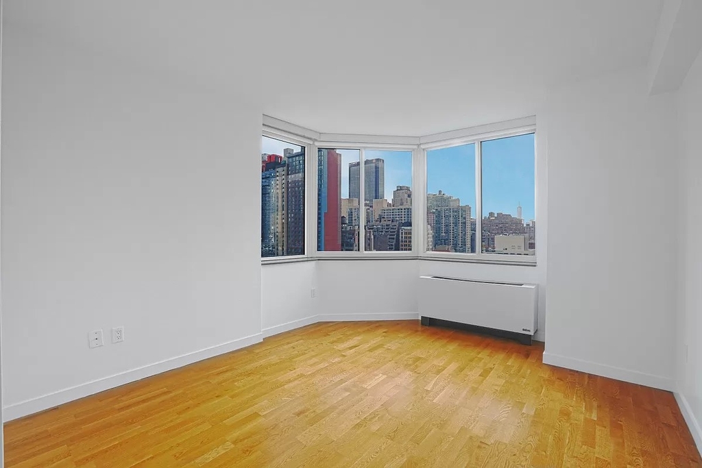 West 42nd Street - Photo 3