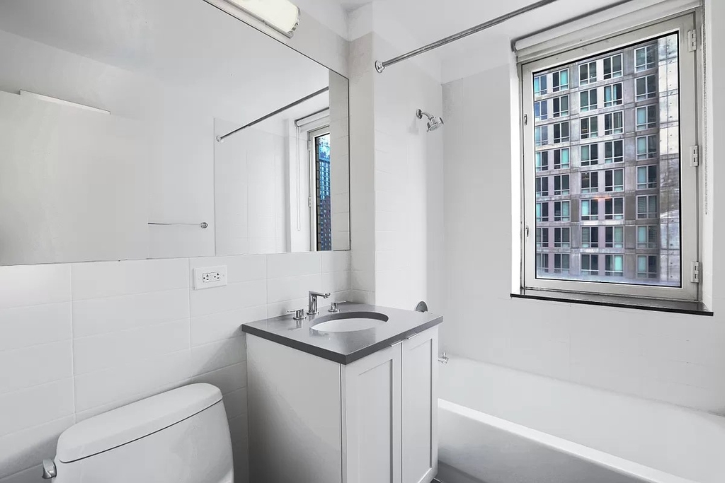 West 42nd Street - Photo 4