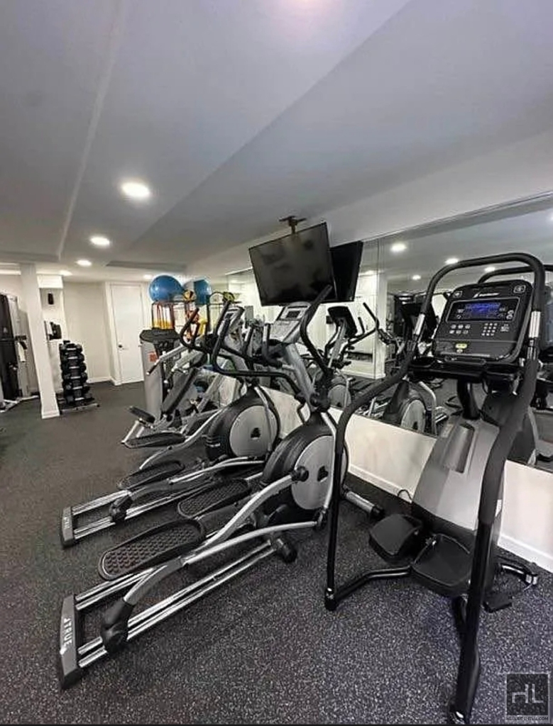 East 44th Street - Photo 9