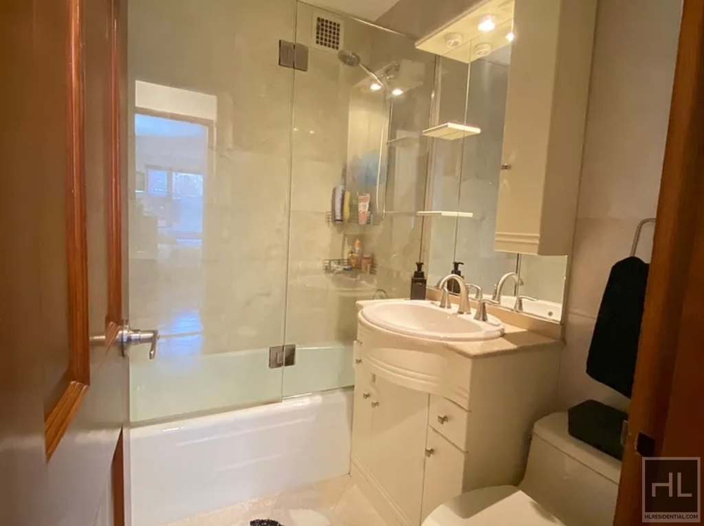 East 77th Street - Photo 9