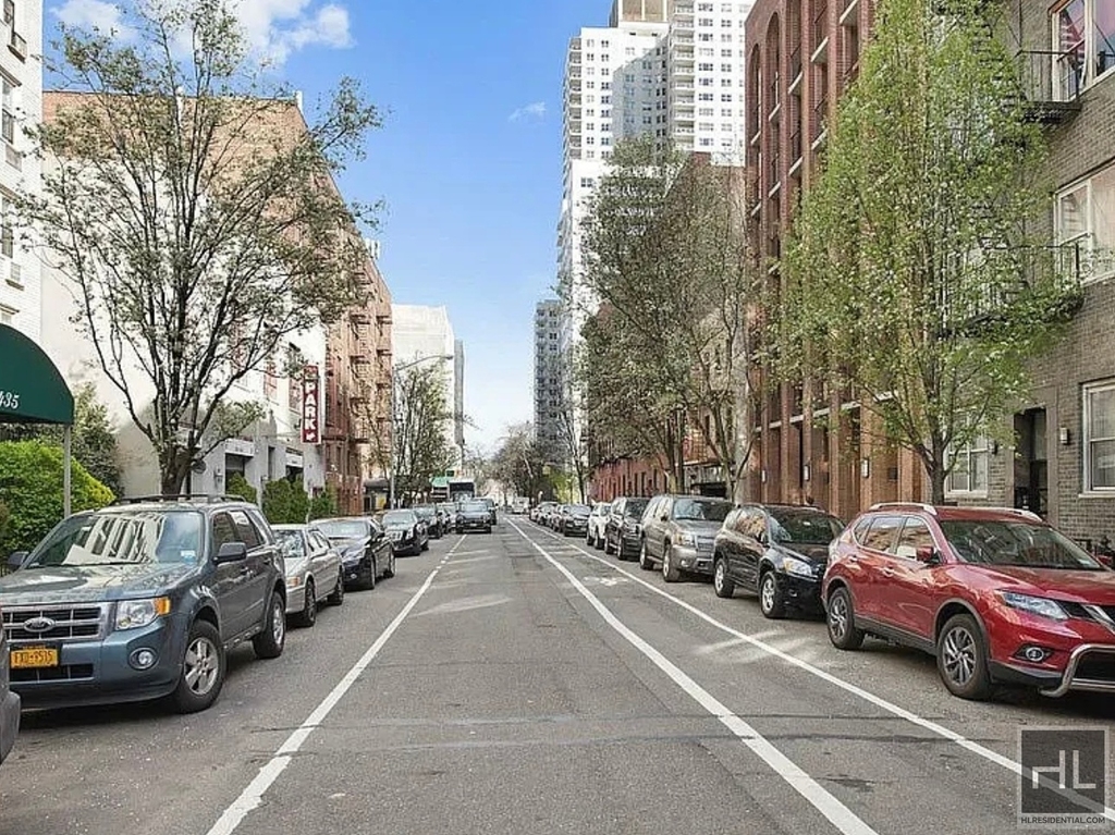 East 77th Street - Photo 10