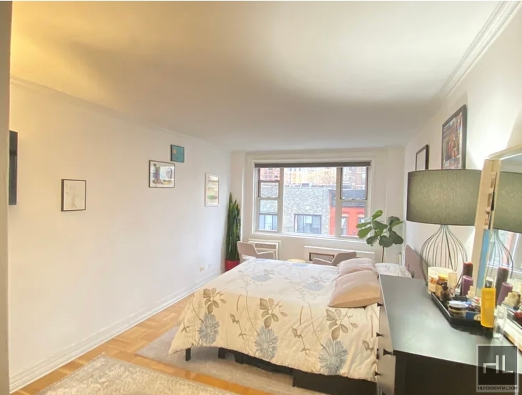 East 77th Street - Photo 6