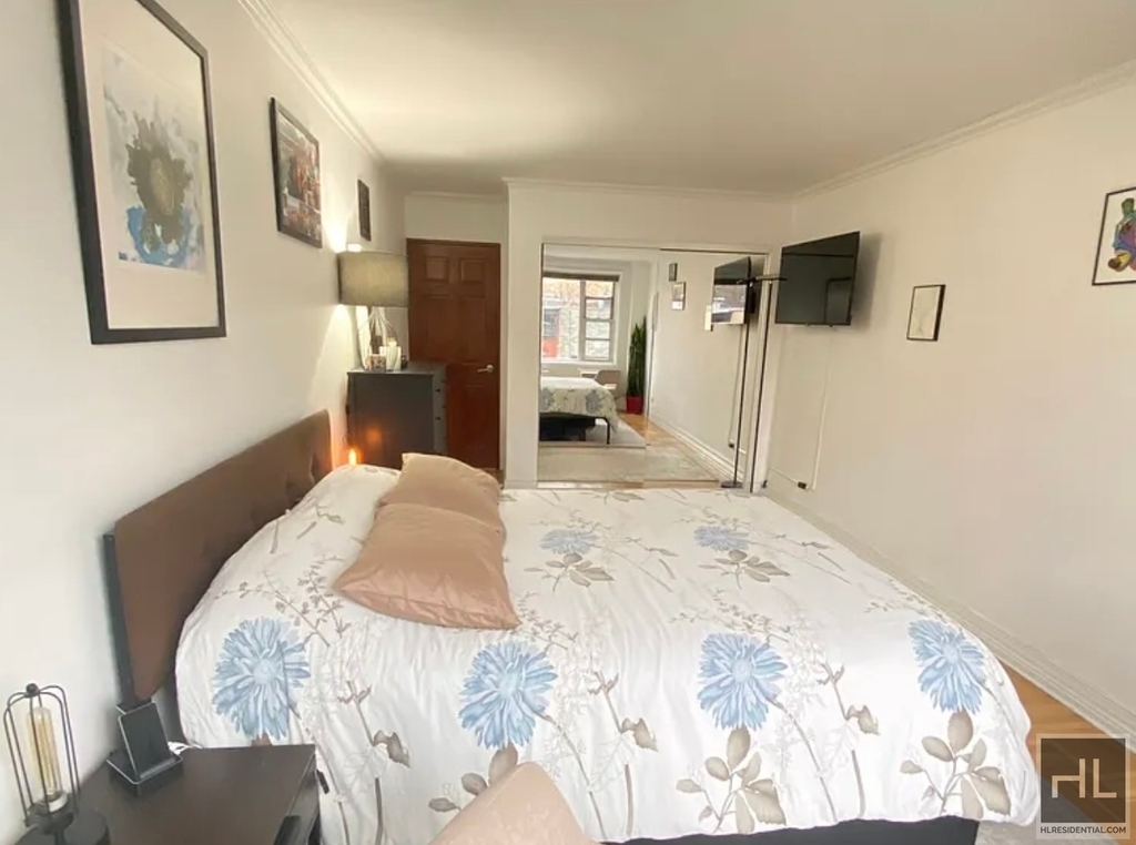 East 77th Street - Photo 8