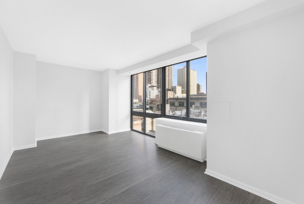 E 92nd St - Photo 3