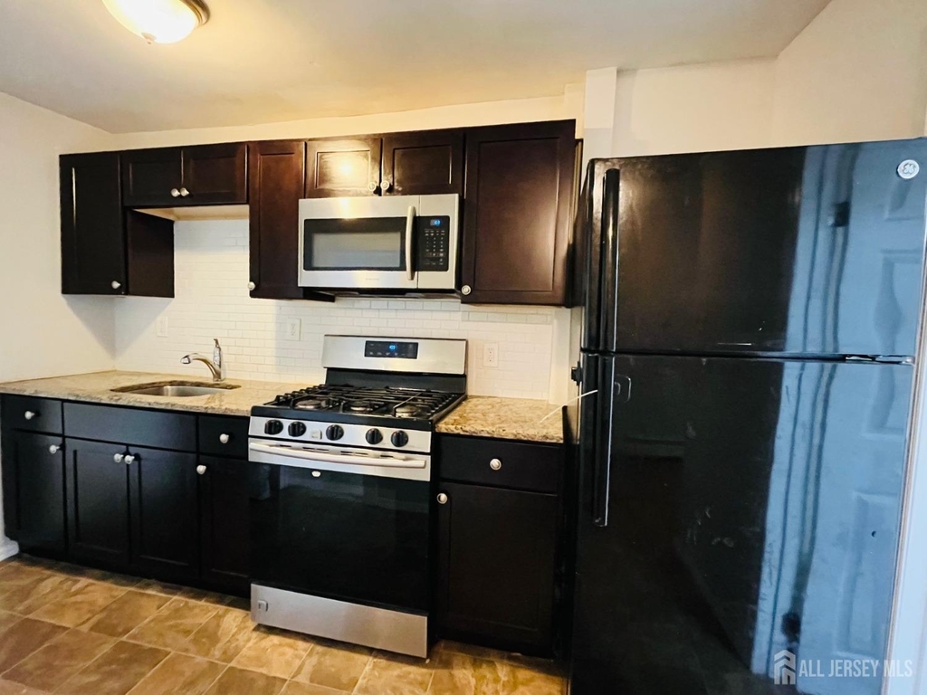 417 Henry Street - Photo 1