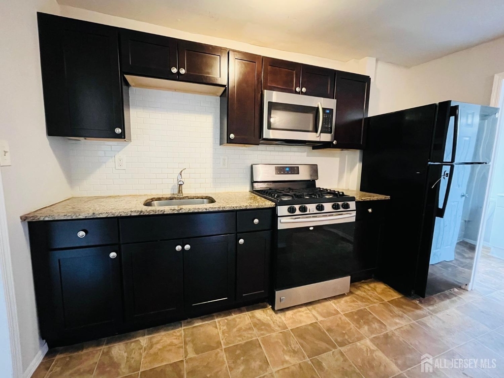417 Henry Street - Photo 2