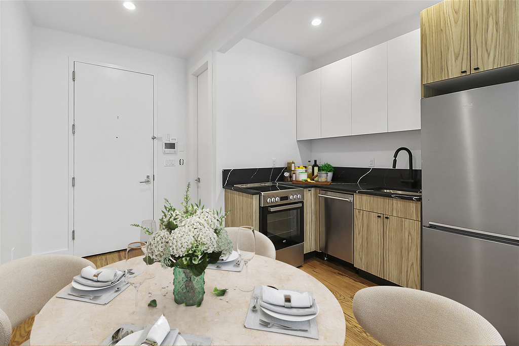 61 Montrose Avenue - Photo 0