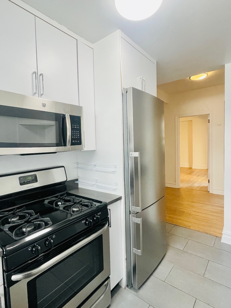 West 55th Street - Photo 6