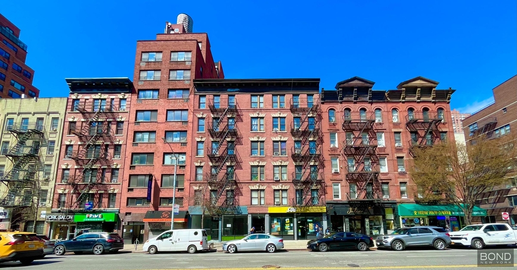 York Avenue - Photo 0