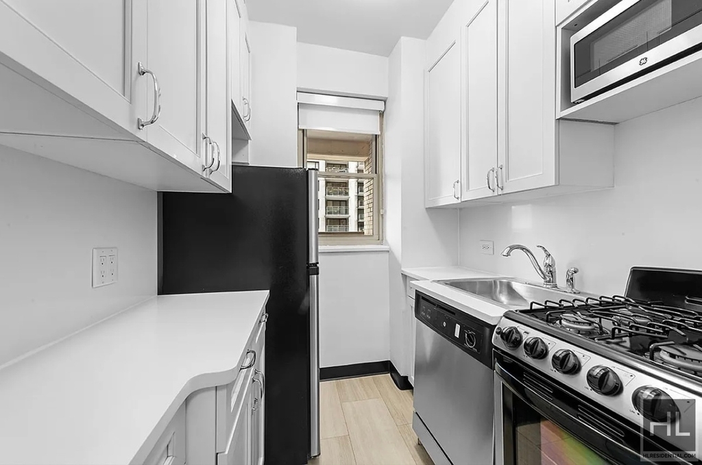 East 57th Street - Photo 5