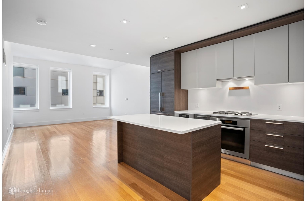 101 Leonard St - Photo 3