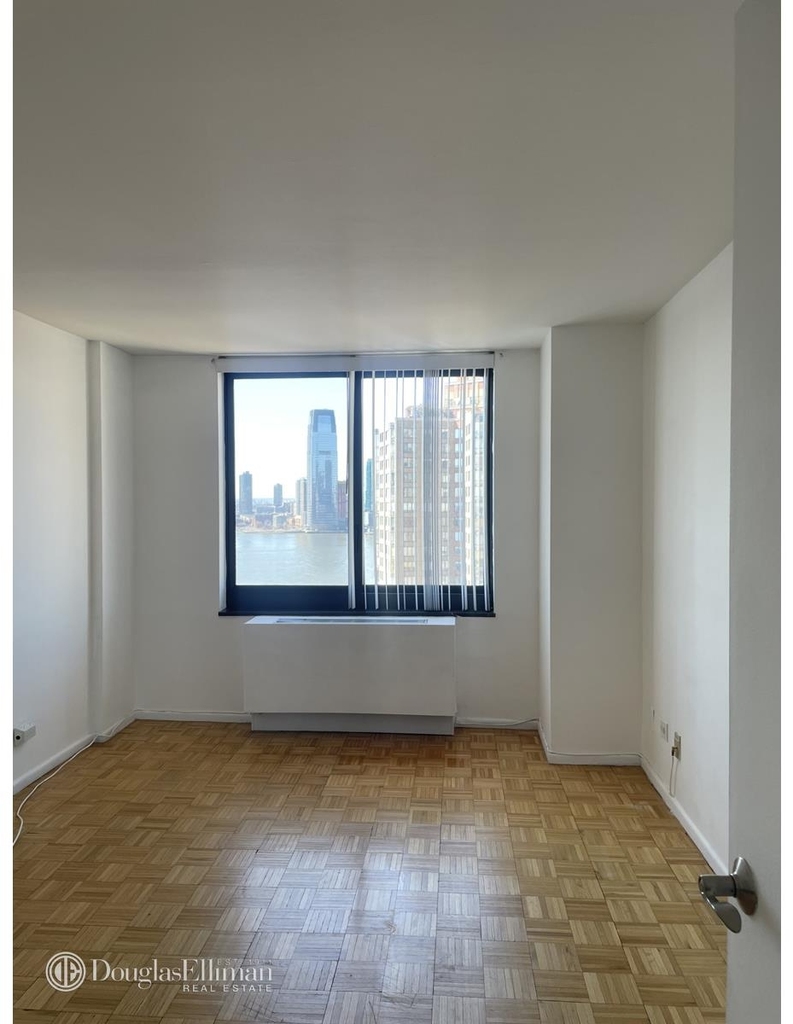 200  Rector Pl - Photo 2