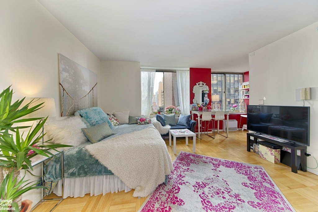 236 E 47th Street - Photo 2