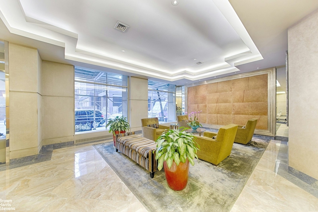 236 E 47th Street - Photo 4