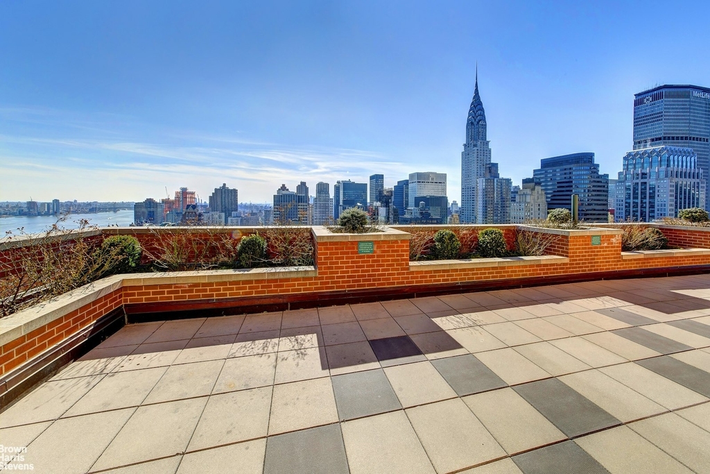 236 E 47th Street - Photo 6