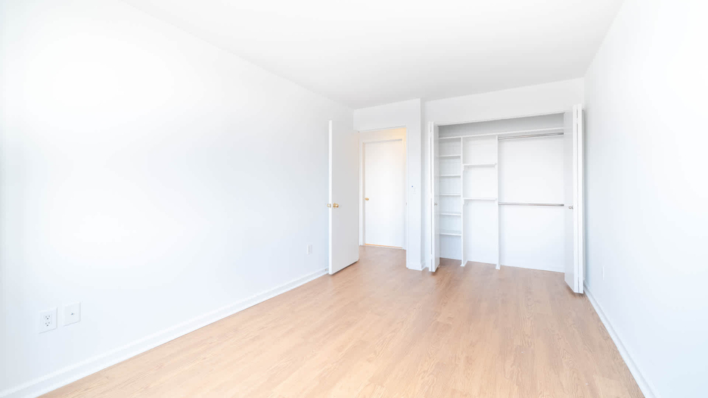 180 Riverside Blvd - Photo 59