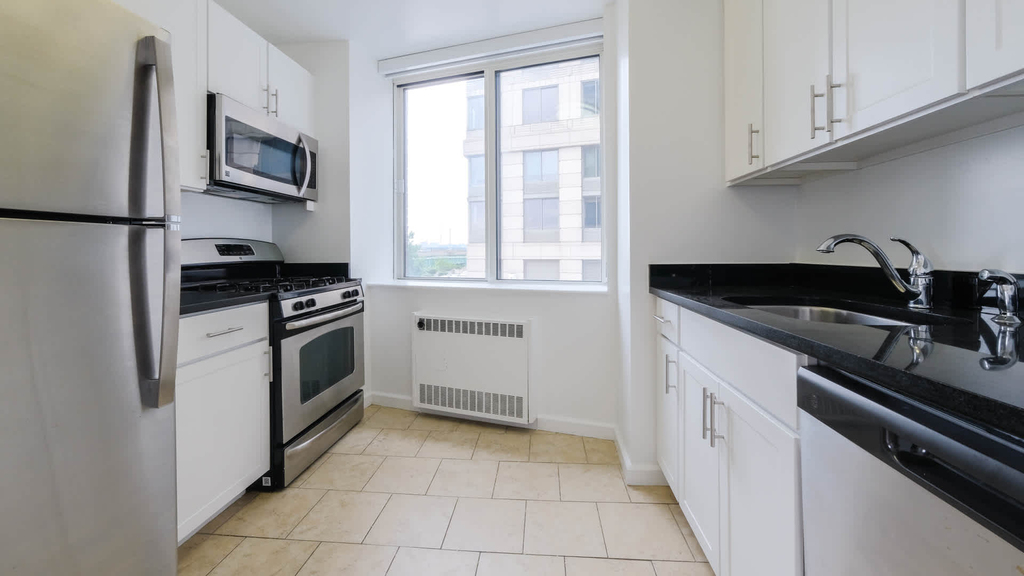 180 Riverside Blvd - Photo 68