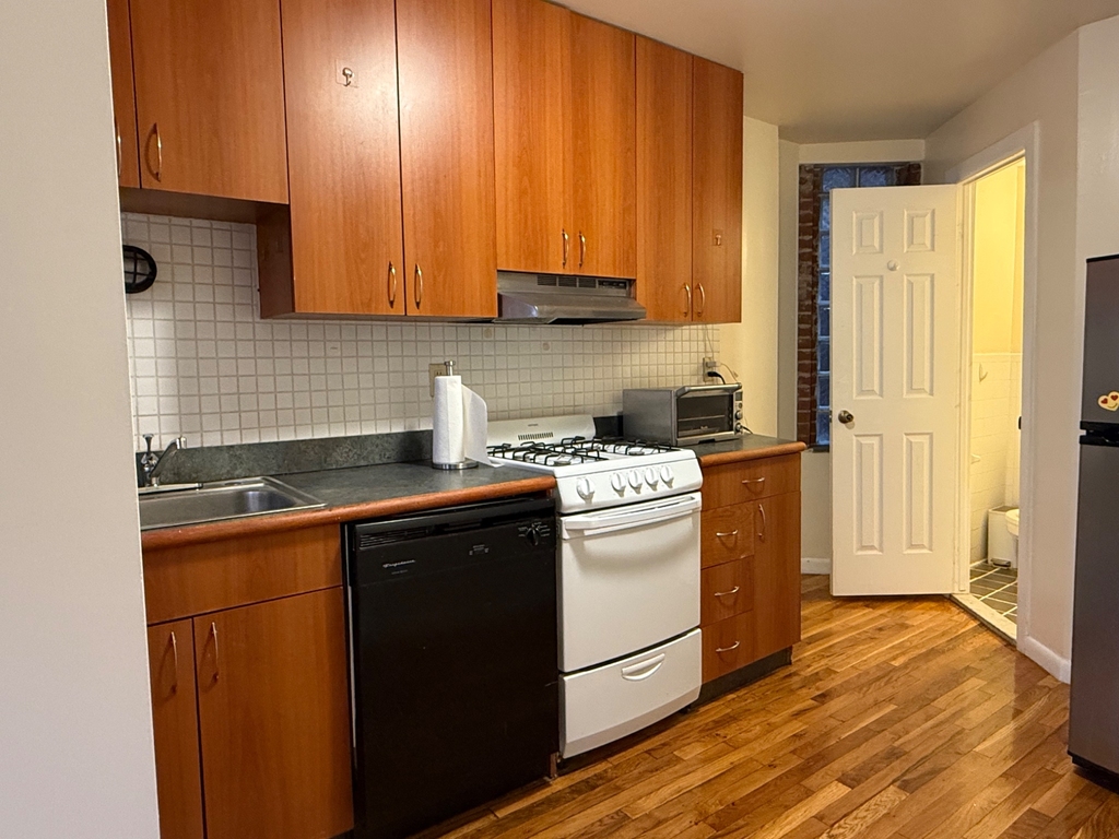 1672 Park Avenue - Photo 3