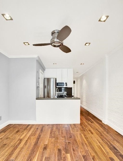 529 East 6th Street - Photo 2