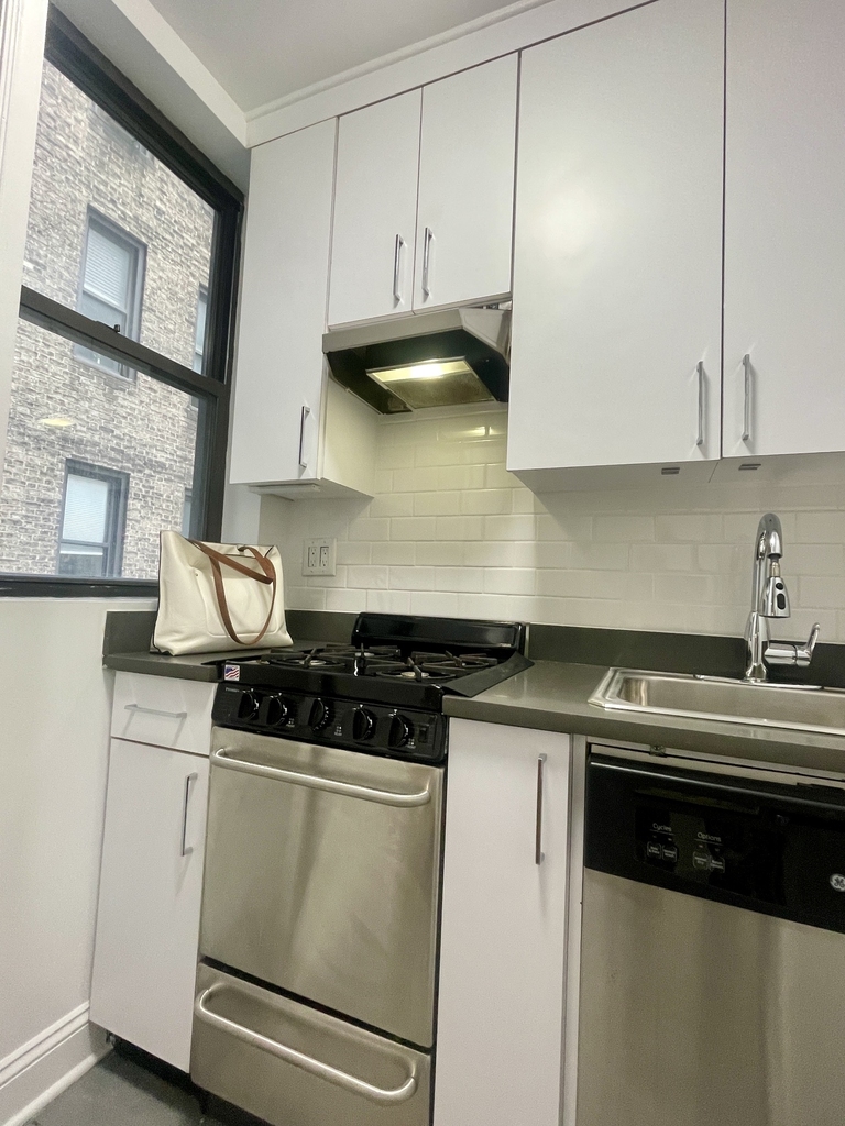 140 East 46th Street , 6M - Photo 2