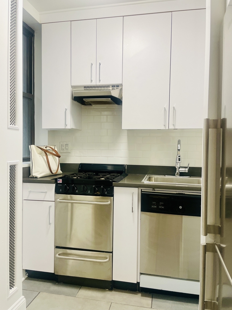 140 East 46th Street , 6M - Photo 3