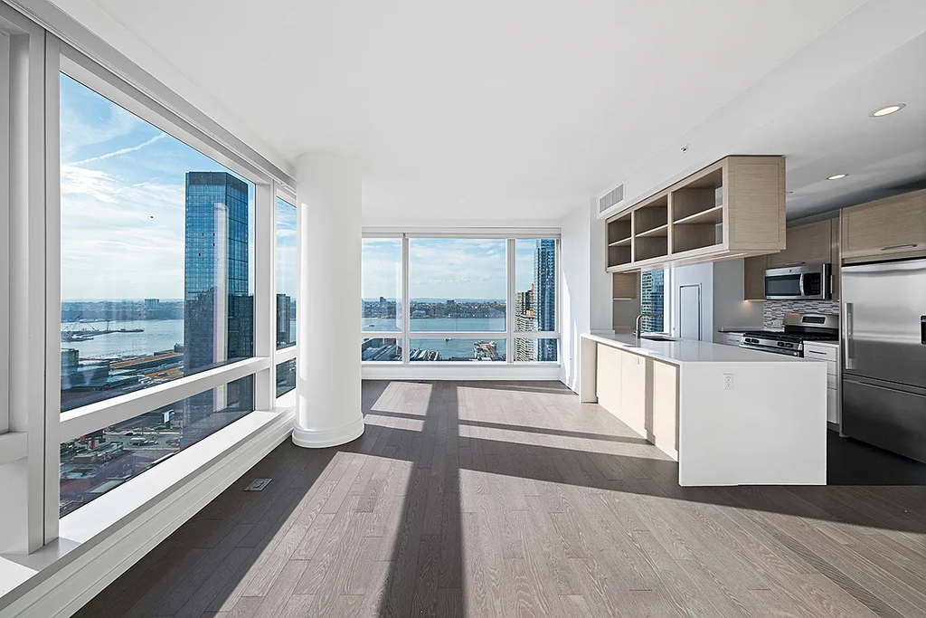 555 10th Avenue - Photo 0