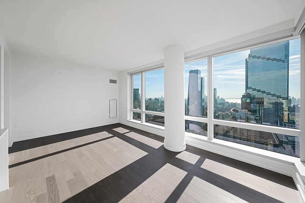 555 10th Avenue - Photo 2