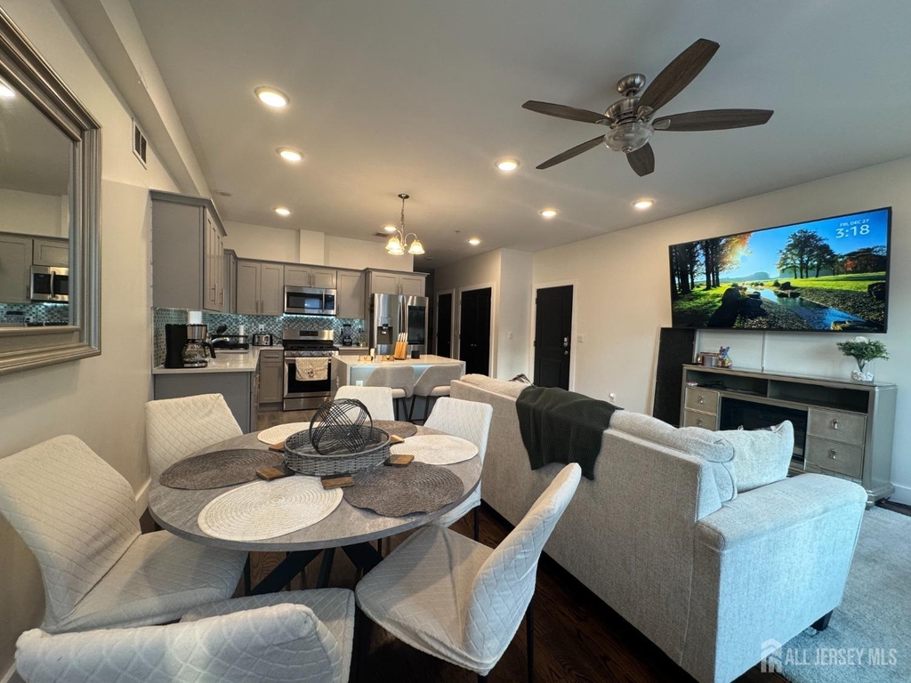 1448 37 Street - Photo 2