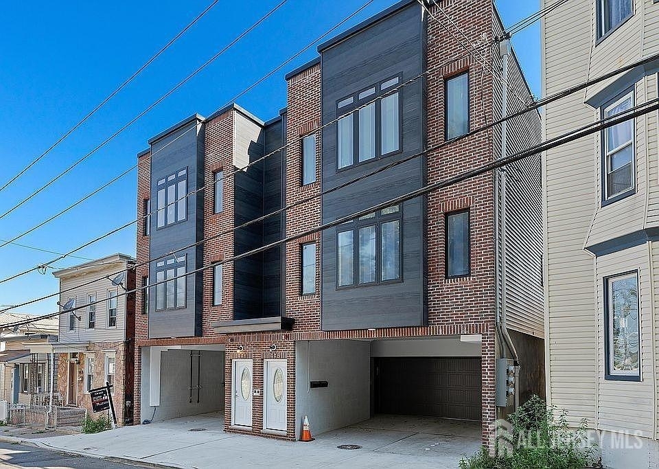 1448 37 Street - Photo 0