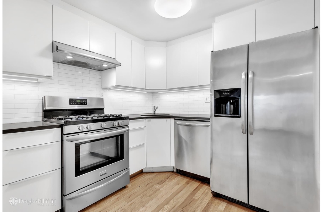 724 Sackett St - Photo 1