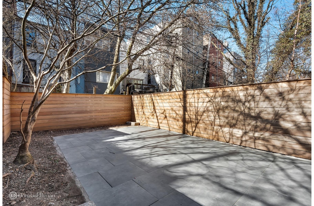 724 Sackett St - Photo 0