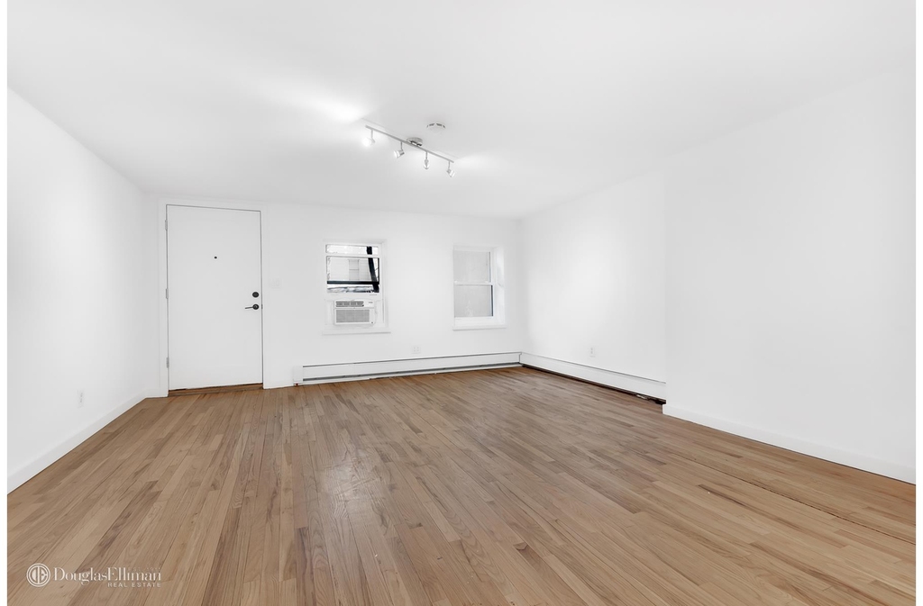 724 Sackett St - Photo 2