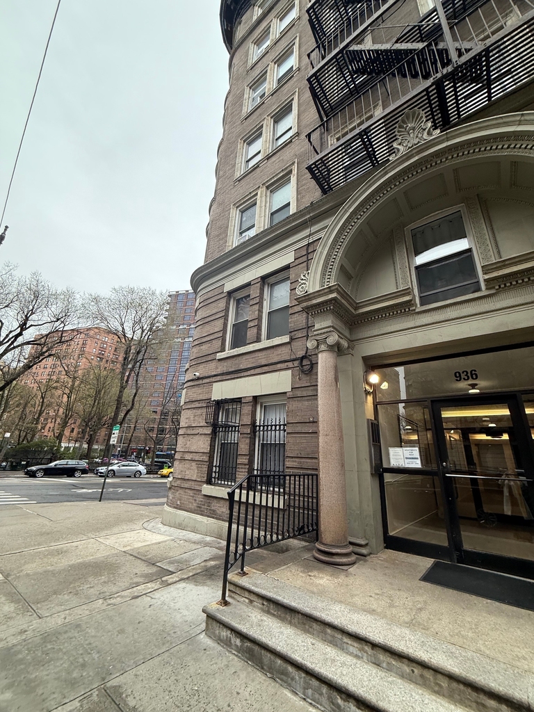 936 West End Avenue - Photo 4