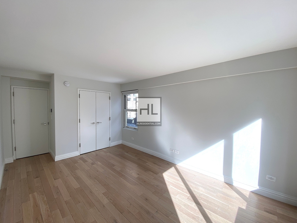 East 51st Street - Photo 3