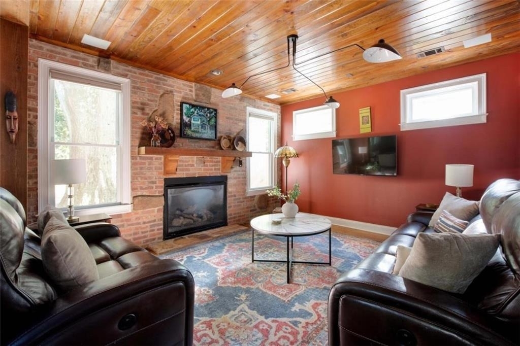 2330 1st Avenue Ne - Photo 2
