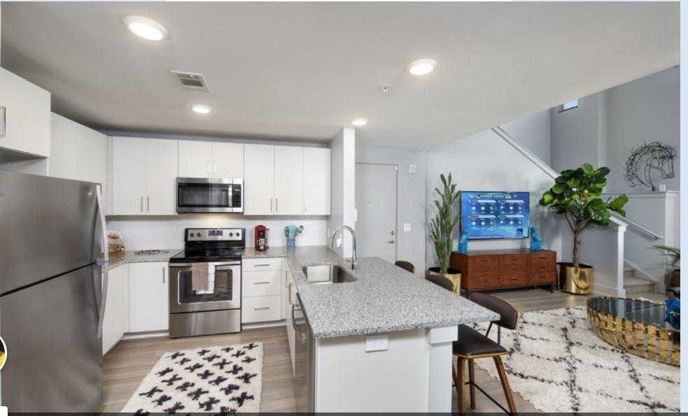 1099 Boulevard Se - Photo 0