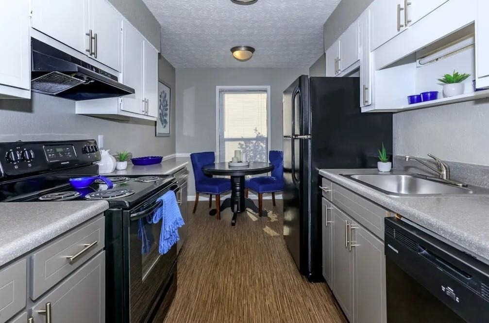 1805 Roswell Road - Photo 0
