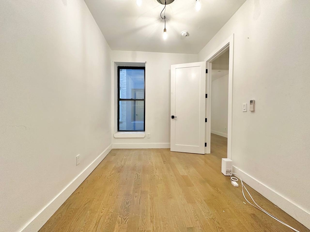 961 Seneca Avenue - Photo 5