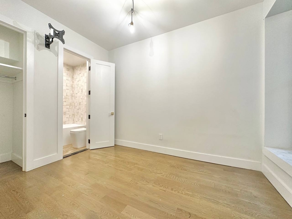 961 Seneca Avenue - Photo 7