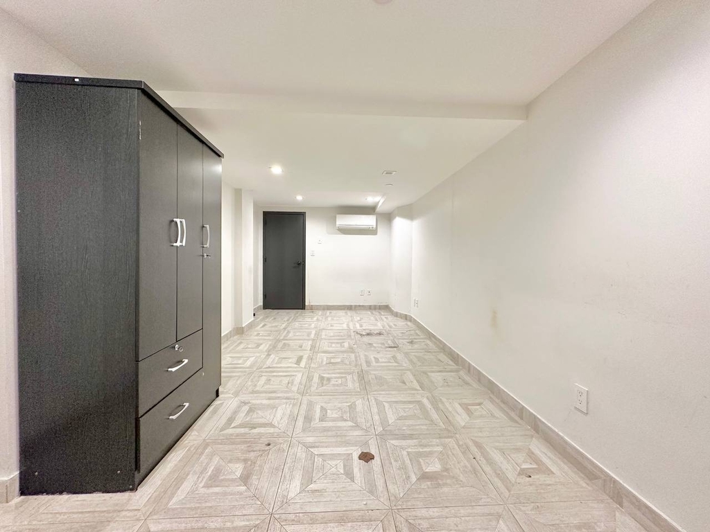 961 Seneca Avenue - Photo 13