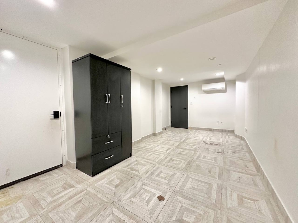 961 Seneca Avenue - Photo 12