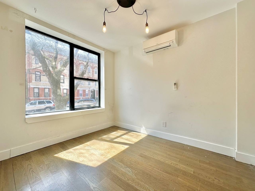961 Seneca Avenue - Photo 4