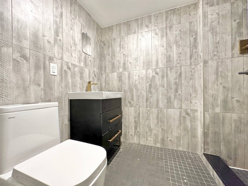 961 Seneca Avenue - Photo 9