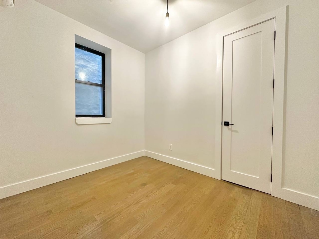 961 Seneca Avenue - Photo 3