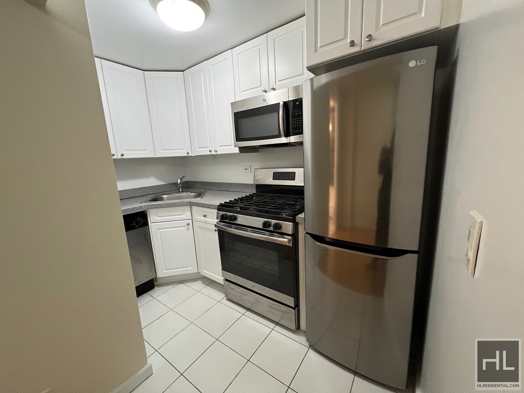 East 80 Street - Photo 2