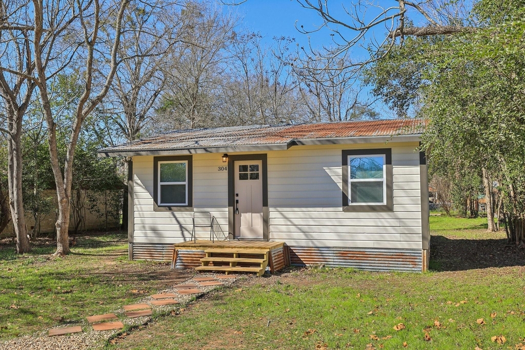 304 Harris St - Photo 0