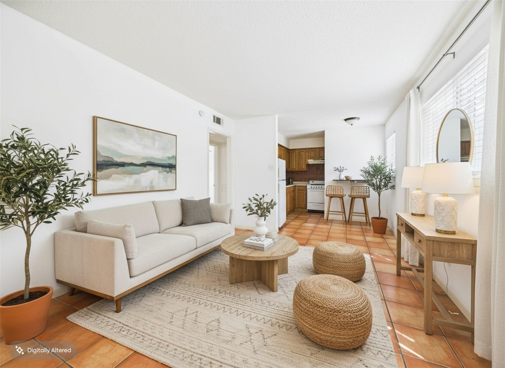 803 W 28th St - Photo 2