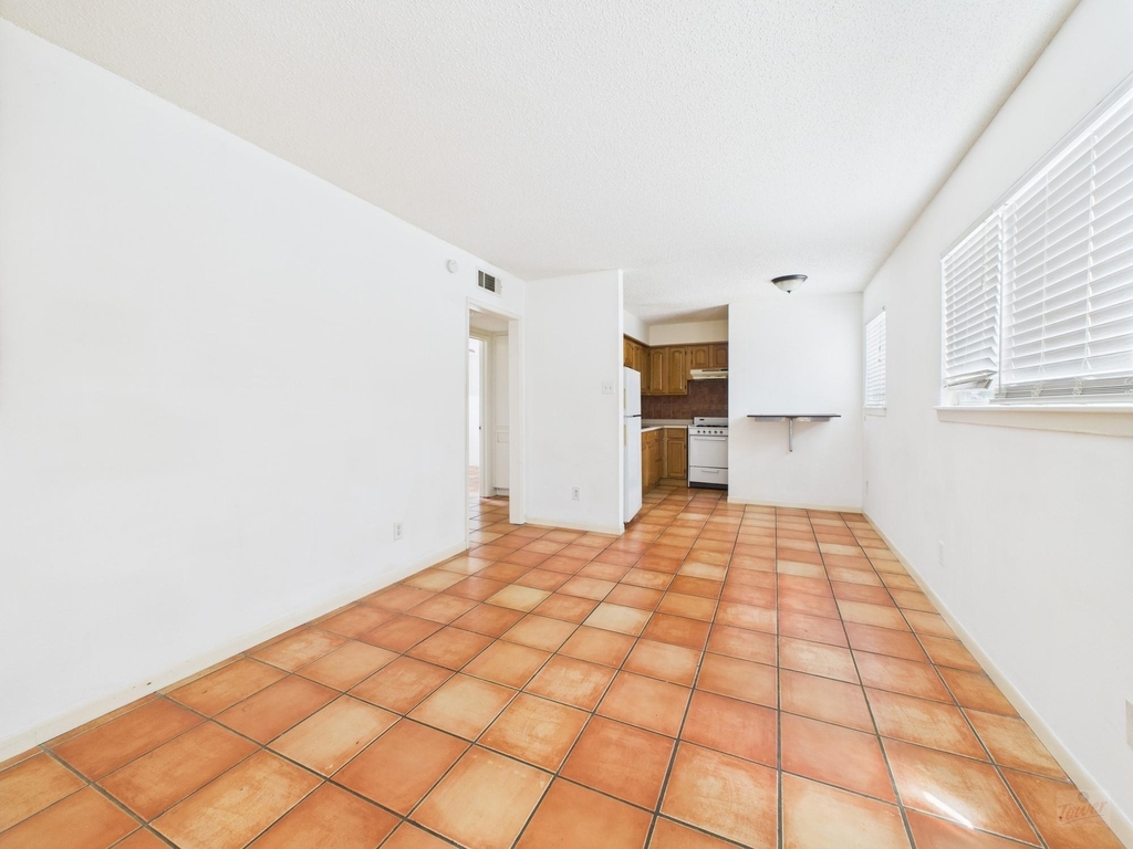 803 W 28th St - Photo 5