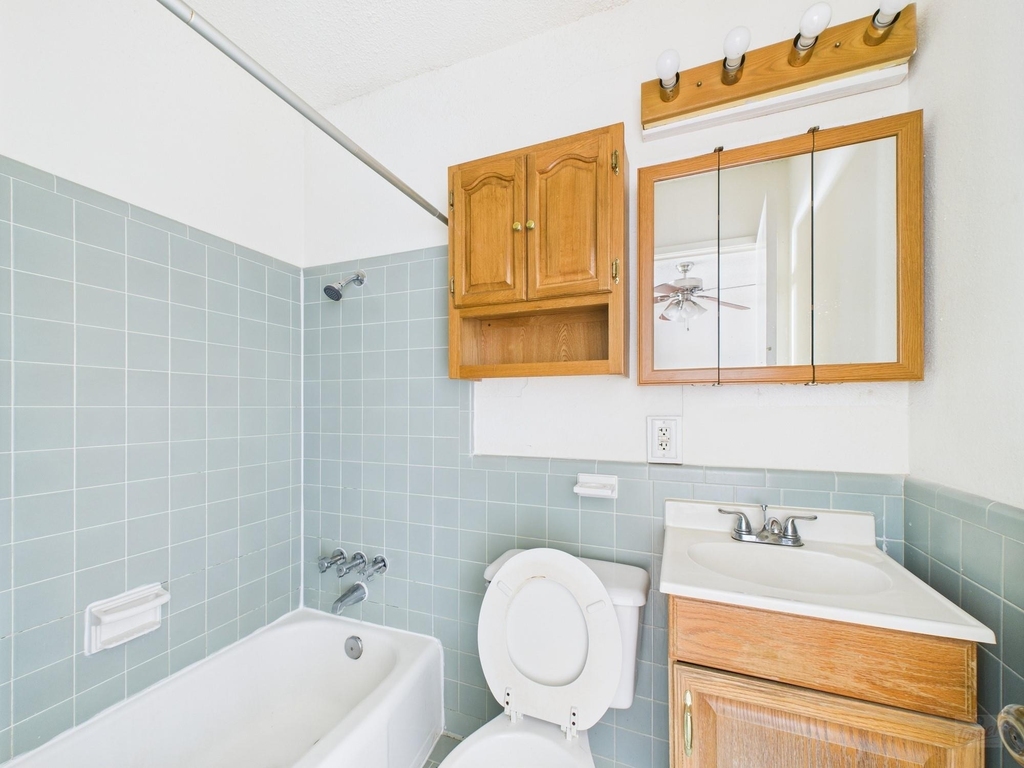 803 W 28th St - Photo 4